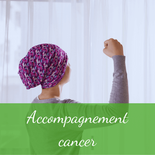 Photo d'une femme qui a un cancer qui regarde vers une fenêtre en levant le point comme une combattante. Elle porte un foulard violet à motif sur la tête et un pull gris. En bas de l'image il 'y a un bandeau vert ou est écrit en blanc "accompagnement cancer".