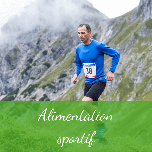 Photo d'une homme brun qui fait un trail en montagne. Il porte un short noir et un tee-shirt à manche longue bleu. En bas de l'image il 'y a un bandeau vert ou est écrit en blanc "Alimentation sportif".