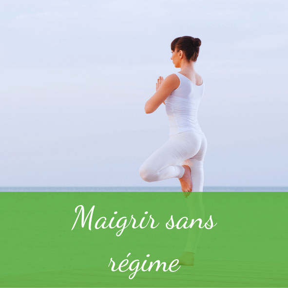 Photo d'une femme brune en blanc qui fait du yoga debouçt face à la mer. En bas de l'image il 'y a un bandeau vert ou est écrit en blanc "maigrir sans régime".