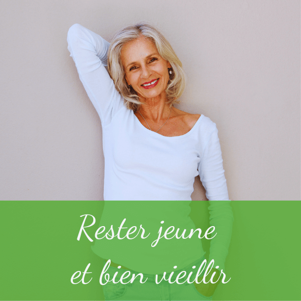 Photo d'une femme mure blonde qui sourit. Elle porte un jean et un tee-shirt blanc à manche longue. Elle est adossée sur un mur taupe claire. En bas de l'image il 'y a un bandeau vert ou est écrit en blanc "rester jeune et bien vieillir".